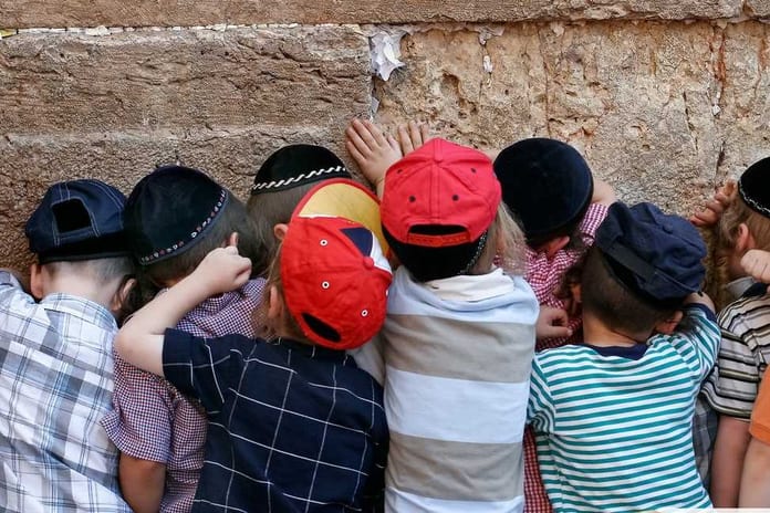 enfants-juifs-au-kotel-2480_972_648