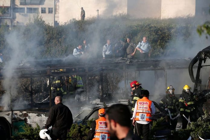 les-services-de-secours-apres-une-attaque-a-la-bombe-a-jerusalem-le-18-avril-2016_5585219