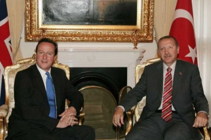 174431-le-premier-ministre-britannique-david-cameron-g-et-son-homologue-turc-recep-tayyip-erdogan-le-26-jui1_925_617