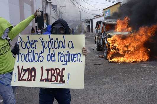 4876409_7_d30e_un-etudiant-venezuelien-manifestant-contre_975087a6b7ebc7023b1842634668faf1_531_354