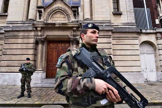 559bf267fff2c16856a662c8_paris-is-burning-anti-semitism-vf-05_669_446