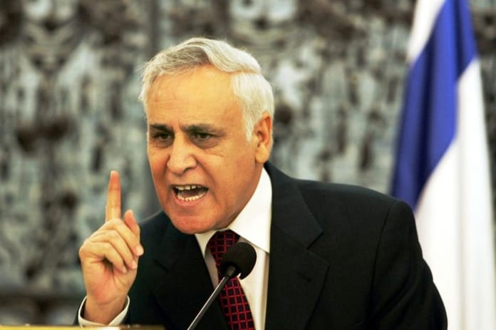866059-l-ancien-president-israelien-moshe-katzav-lors-d-une-conference-de-presse-a-jerusalem-le-24-janvier-