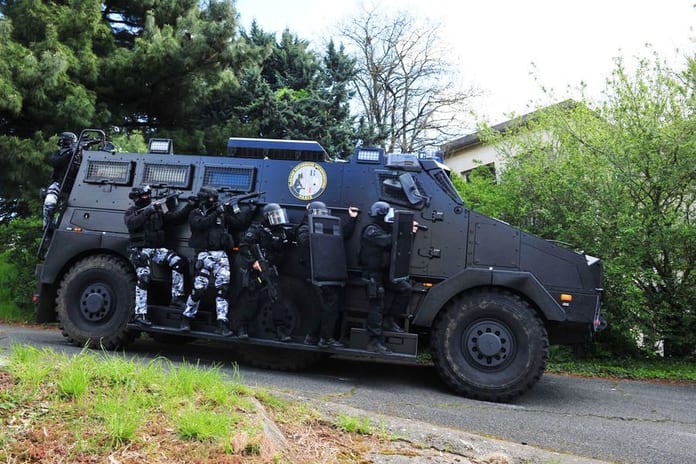 La-BRI-teste-ce-camion-surpuissant-de-trois-metres-de-hauteur-et-huit-metres-de-longueur