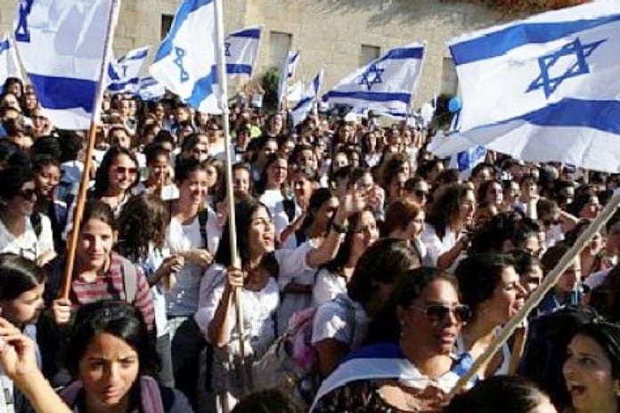 Marche-des-drapeaux-foule-Matanya-Tausig-90-765x510