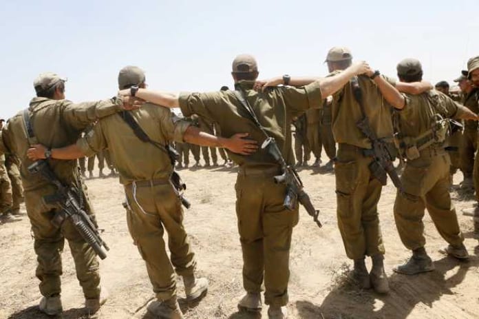 Soldats-se-tenant-par-les-épaules-Miriam-Alster-765x510_734_490