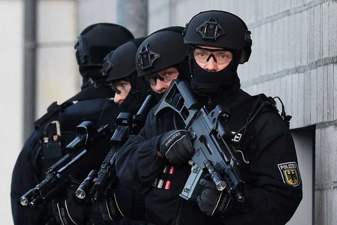des-policiers-allemands-a-berlin-le-16-decembre-2015_5621927_1275_850