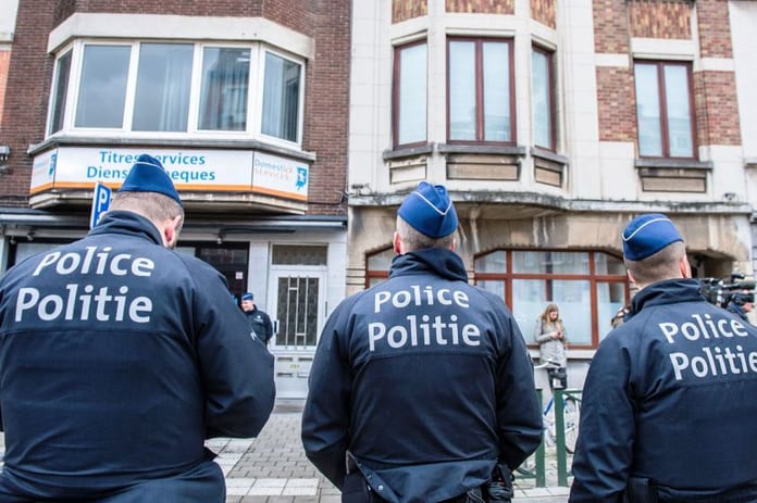 trois-officiers-de-police-belges-montent-la-garde-dans-la-commune-de-schaerbeek-dans-la-region-de-bruxelles-le-25-mars-2016_5572043