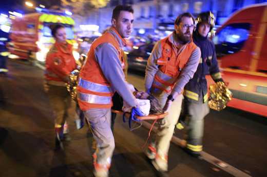 4963675_6_d7a0_une-femme-se-fait-evacuer-du-bataclan-le-13_36af6c08ebed9bfc80607ae4a2e6c1c2_520_347