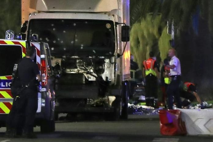 Attentat-a-Nice-un-camion-lance-sur-la-foule-fait-au-moins-84-morts-en-plein-14-Juillet_reference (1)
