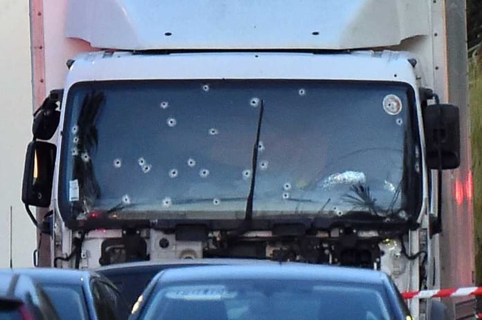 Attentat-de-Nice-Les-officiers-de-la-police-judiciaire-enquetent-autour-du-camion-crible-de-balles_exact1024x768_l_1003_669