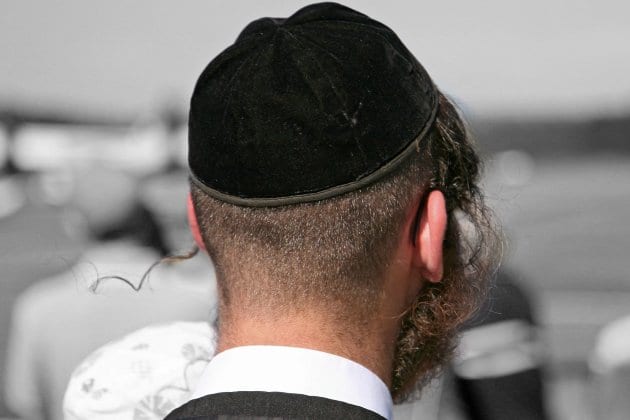 Un-homme-portant-une-kippa-poignarde