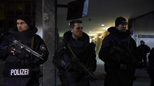 des-officiers-de-police-gardent-l-entree-du-ministere-de-l-interieur-a-hanovre-le-17-novembre-2015-apres-un-match-de-football-amical-allemagne-pays-bas_5582099