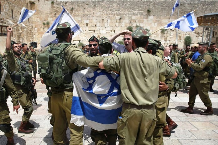 des-soldats-israeliens-dansent-pour-feter-le-49e-anniversaire-de-la-conquete-par-israel-de-la-partie-palestinienne-de-la-ville-sainte-a-jerusalemn-le-5-juin-2016_5610071