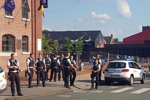 648x415_deux-policieres-blessees-6-aout-2016-machette-devant-hotel-police-charleroi-sud-belgique_620_413