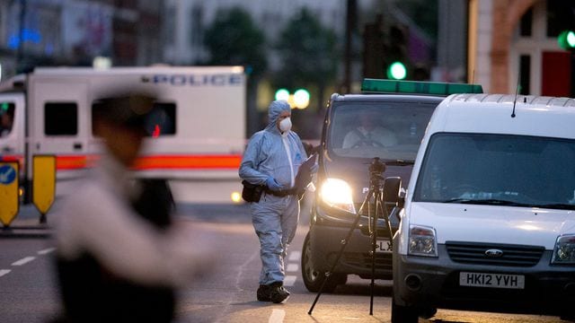 des-policiers-a-russell-square-apres-une-attaque-au-couteau-dans-laquelle-une-femme-a-ete-tuee-le-4-aout-2016-a-londres_5647187