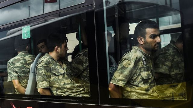 des-soldats-turcs-soupconnes-d-avoir-participe-a-la-tentative-de-putsch-emmenes-au-tribunal-le-20-juillet-2016-a-istanbul_5642195