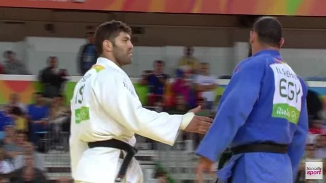 le-judoka-egyptien-islam-el-shehaby-en-bleu-refuse-de-serrer-la-main-de-son-adversaire-or-sasson-aux-jo-de-rio-le-12-aout-2016_5652793