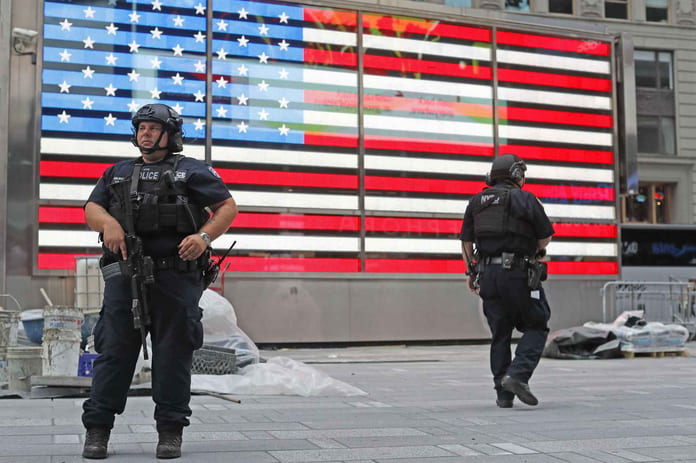 2048x1536-fit_policiers-lourdement-armes-times-square-new-york-18-septembre-2016