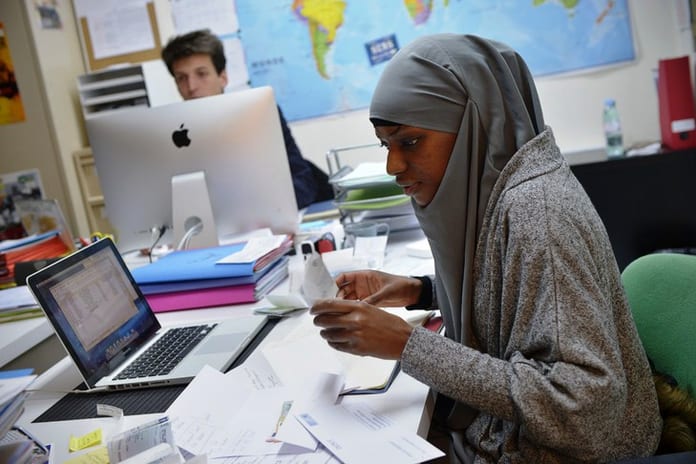 Les-femmes-musulmanes-pratiquantes-tiennent-leurs-rites-compris-dans-cadre-entreprise-Ici-bureau-association-Coexister-Paris_0_730_486