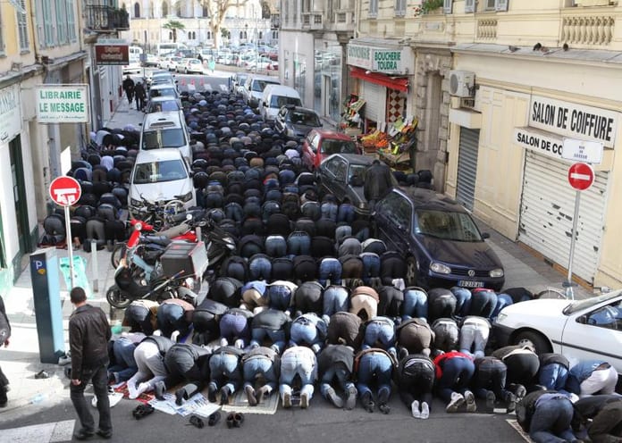 boulevard-voltaire-priere-de-rue