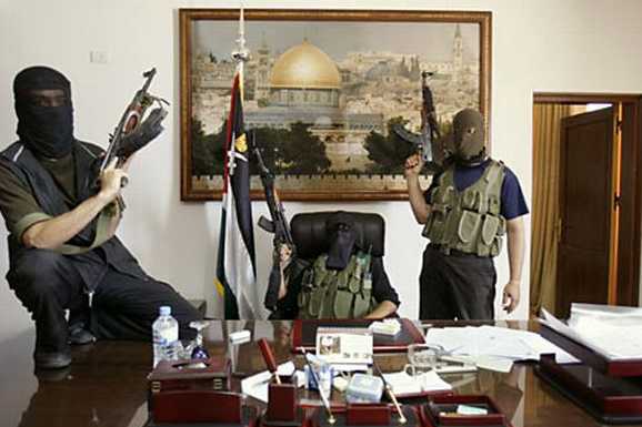 des-militants-du-hamas-posent-dans-le-bureau-du-prc3a9sident-de-lautoritc3a9-palestinienne-mahmoud-abbas-aprc3a8s-avoir-violemment-pris-le-pouvoir-dans-gaza-city_578_386