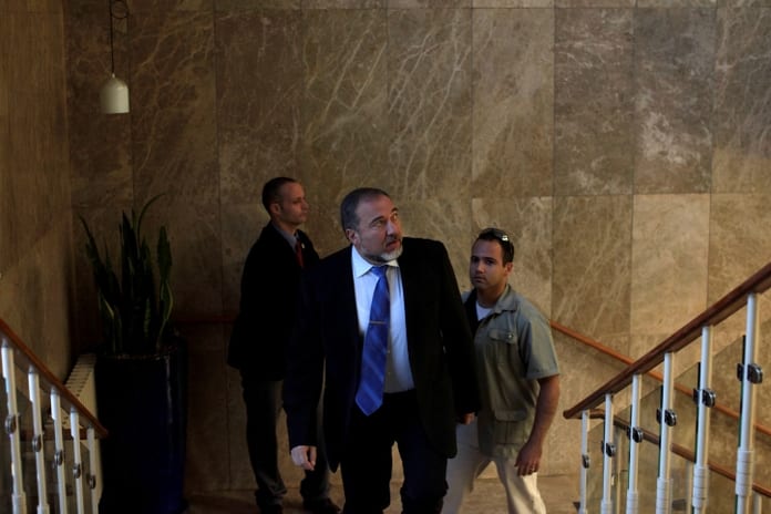 avigdor-lieberman-dans-les-escaliers-kobi-gideon-1