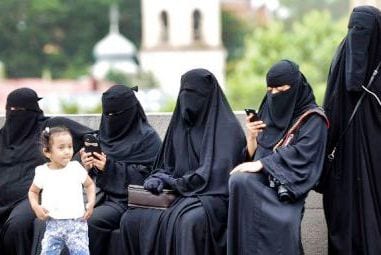 Des-femmes-en-niqab-Tbilissi-en-G-orgie-en-ao-t-2016.