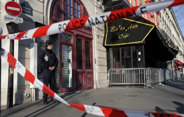 un-policier-devant-le-bataclan-en-mars-dernier_pics_590