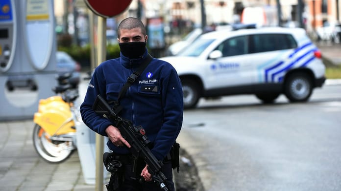 un-policier-patrouille-a-schaerbeek-le-25-mars-2016-en-belgique_5571223