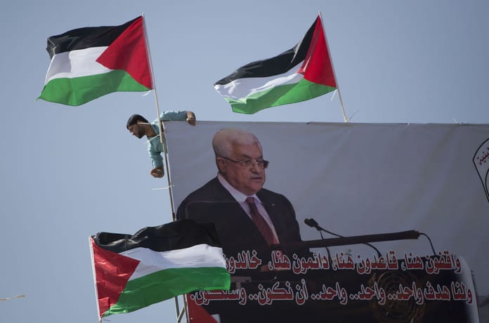 5040232_6_2bfd_une-affiche-representant-mahmoud-abbas-a_4aea20d4b6203075ab6fa579c72ab865