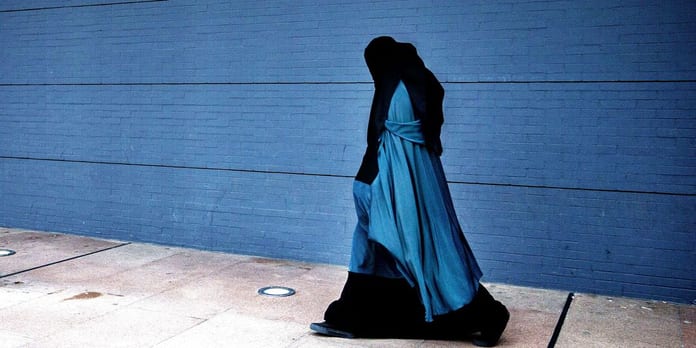 5040359_3_f95a_une-femme-portant-une-burqa-pres-du-palais-de_16e7f6b5049ea61a6dcd0ffbed66f3d5