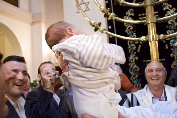 avant-circoncision-mohel-dont-metier-circoncire-montre-bebe-fideles-synagogue-neuilly-seine-92_0_730_485_716_477