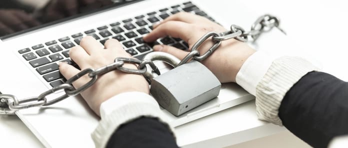 ordinateur-internet-web-laptop-menottes-crime-police-1550x660