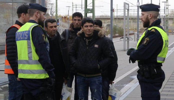 286047_denmark-refugees-and-police