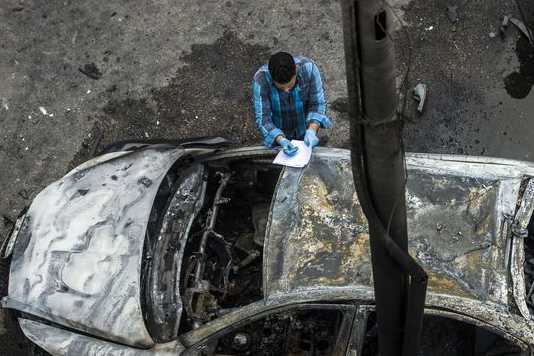 des-detectives-examinent-le-site-ou-une-bombe-a-explose-au-passage-du-convoi-du-procureur-general-hicham-barakat-le-29-juin-2015-au-caire_5367639_534_356