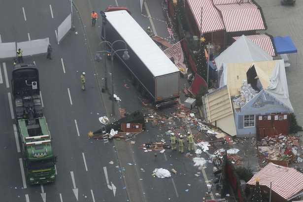 648x415_fausses-informations-theories-complotistes-vite-emerge-web-apres-attentat-meurtrier-marche-noel-berlin_615_410
