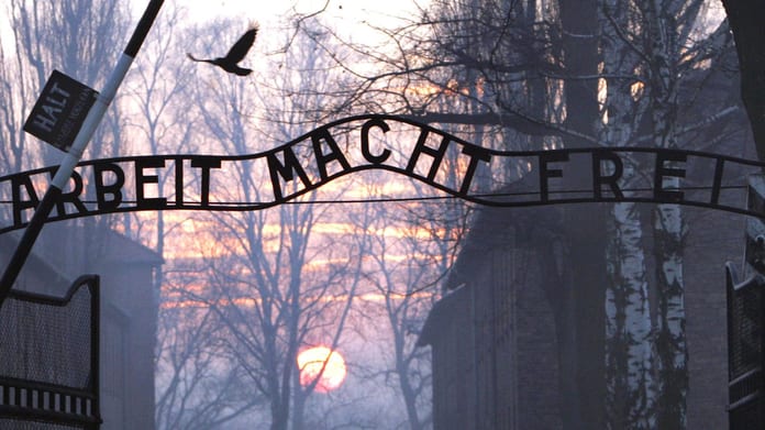 entree-du-camp-d-extermination-d-auschwitz-avec-pour-devise-arbeit-macht-frei-le-travail-rend-libre-le-13-janvier-2005-a-l-occasion-du-60e-anniversaire-de-la-liberation_5736299