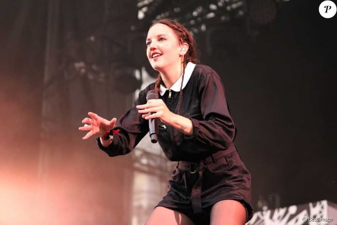 2504133-la-chanteuse-jain-en-concert-lors-du-fna-950x0-2_948_632