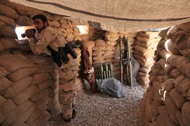 kurde-Un-combattant-du-PAK-monte-la-garde-depuis-sa-position-dans-le-nord-de-l’Irak_614_409
