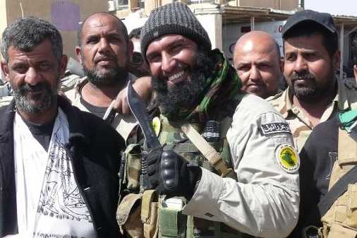 Abou-Azrael-milice-chiite-Brigades-Imam-Ali-pose-avec-autres-combattants-chiites-14-mars-2015-base-Speicher-nord-Tikrit_1_730_389_506_338