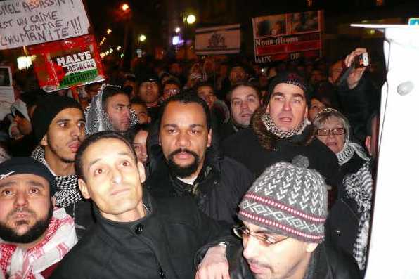 Dieudonne-Chatillon-Loustau-Skandrani-manifestation-antisioniste_596_398