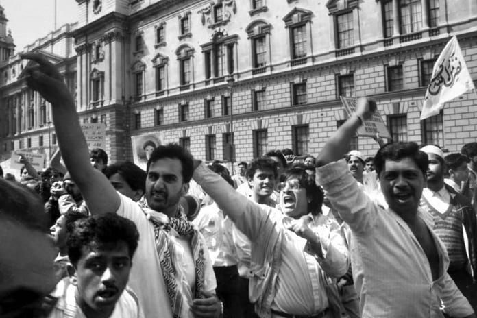 Manifestation-hostile-a-Salman-Rushdie-Londres-1989-840x572