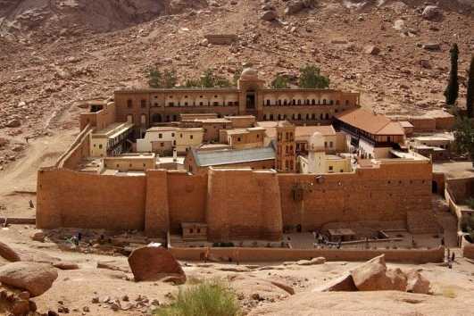 1280px-Katharinenkloster_Sinai_BW_2-e1492554480355-635x357_531_354