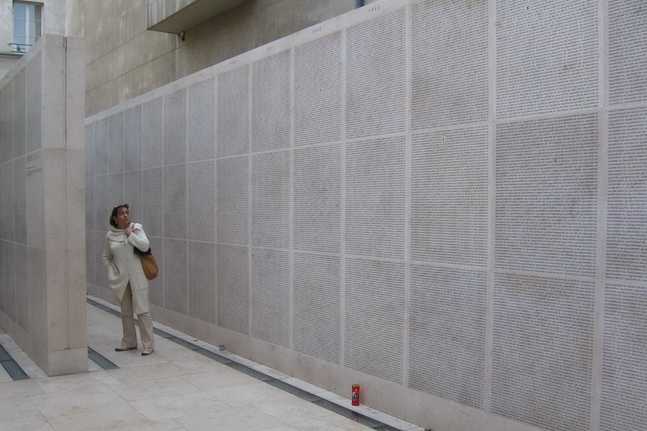 Famille-devant-le-mur-des-noms-Mémorial-de-la-Shoah-Paris-©-André-Weill_647_432