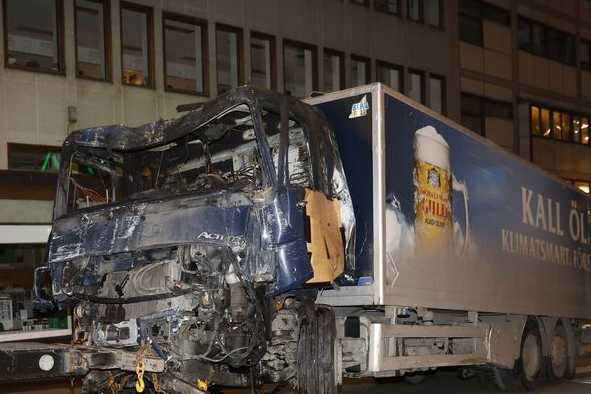 le-camion-utilise-pour-l-attentat-a-stockholm-le-7-avril-2017_5858709_591_394