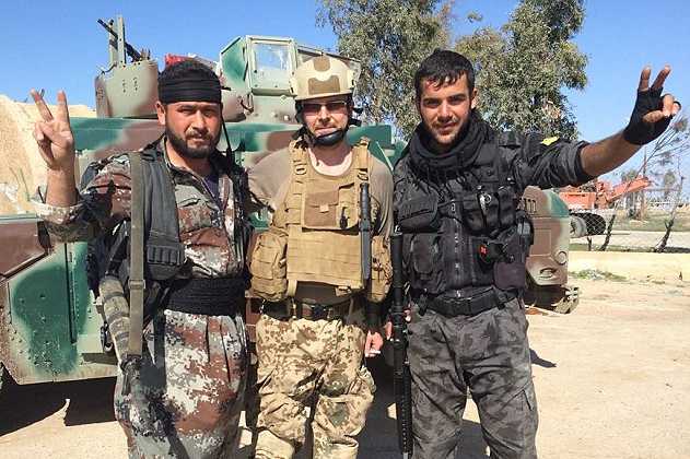 2E206C8E00000578-0-Frontline_Jorgen_Nicolai_centre_with_Kurdish_commander_and_Humve-m-29_1446720390028_631_421