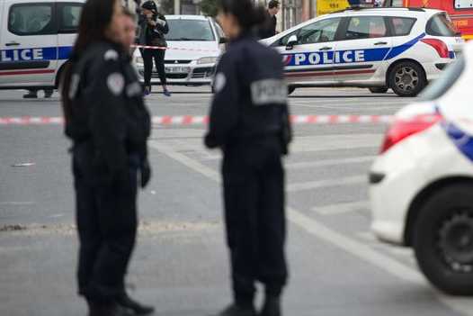 la-police-est-tombee-sur-un-arsenal-d-armes-de-guerre-mardi-a-marseille-en-demantelant-un-point-de-vente-de-stupefiants-dans-un-snack_5330753_527_351