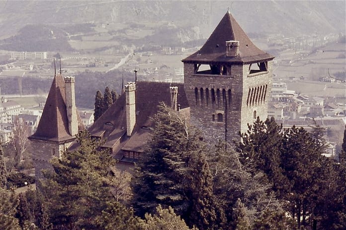 1024px-Chateau-mercier