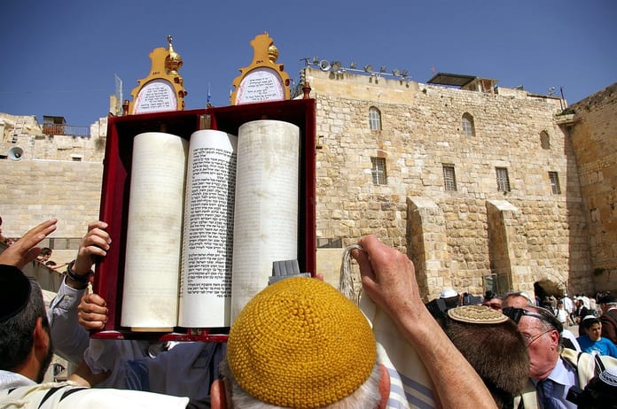 1080-Hagbah_Sefer_Torah_Western_Wall
