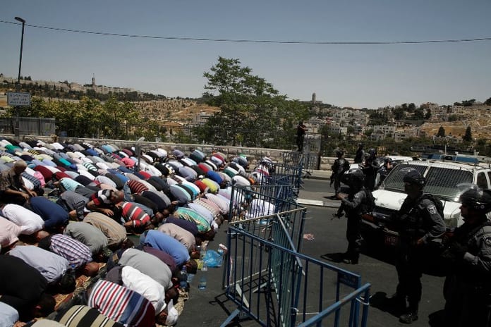 Suite-fermeture-mosquee-Al-Aqsa-musulmans-prient-lexterieur-Jerusalem-Israel-14-juillet-2017_0_1399_933